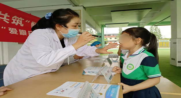 成都双楠医院走进盐外芙蓉学校开展“爱眼日”义诊活动